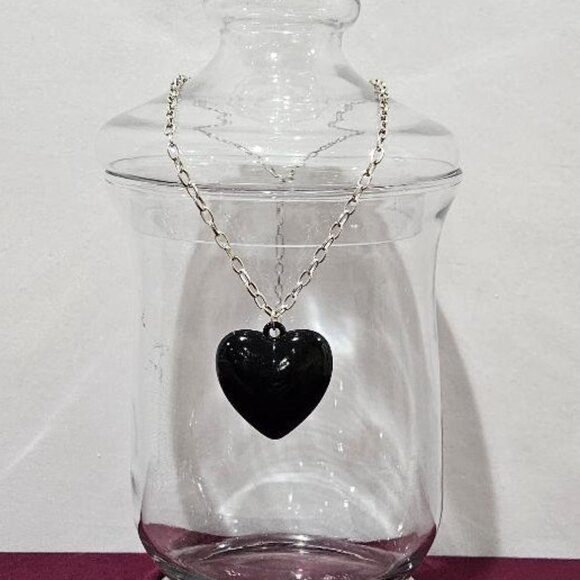 BLACK FAUX ONYX HEART SILVER CHAIN PENDANT NECKLACE GOTH GRUNGE - Picture 3 of 4